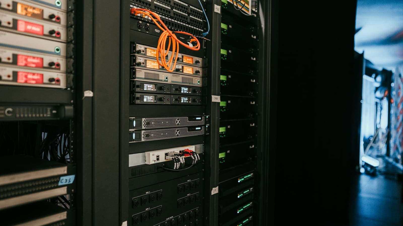 Rack με servers και καλώδια δικτύου σε data center, η υποδομή όπου βρίσκεται η φιλοξενία μιας ιστοσελίδας