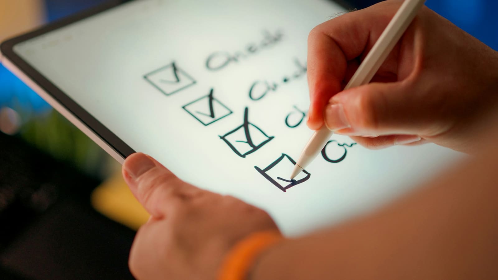 Χέρι συμπληρώνει ένα checklist σε tablet, ο έλεγχος που κάνουμε σε κάθε σελίδα