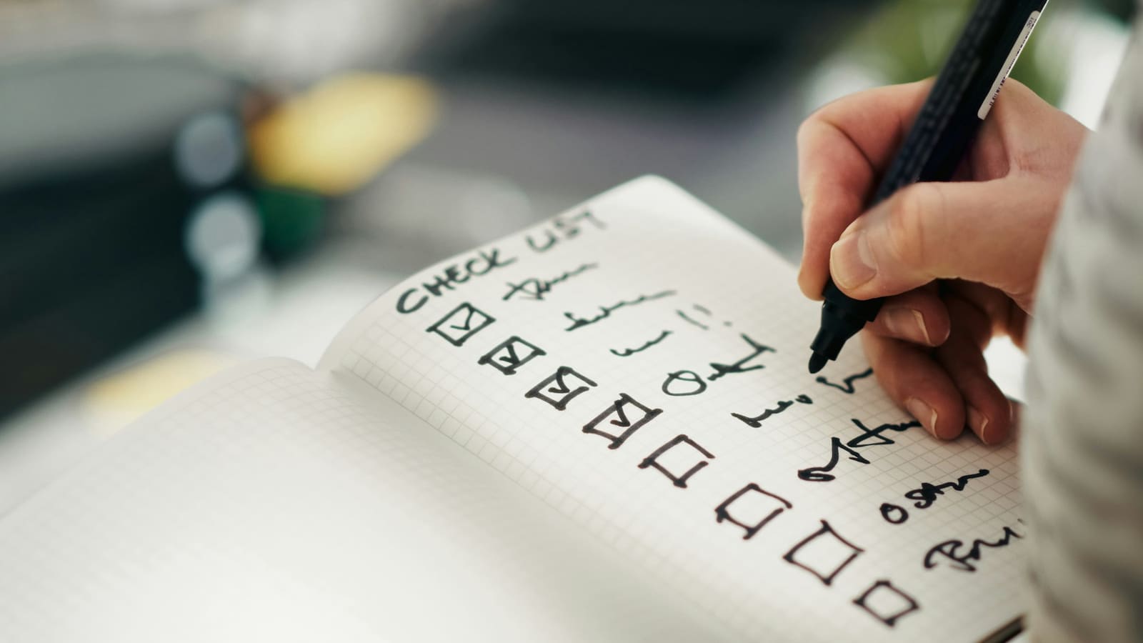 Χέρι σημειώνει ολοκληρωμένα σημεία σε λίστα ελέγχου, οι τρεις έλεγχοι για το AI Mode της Google
