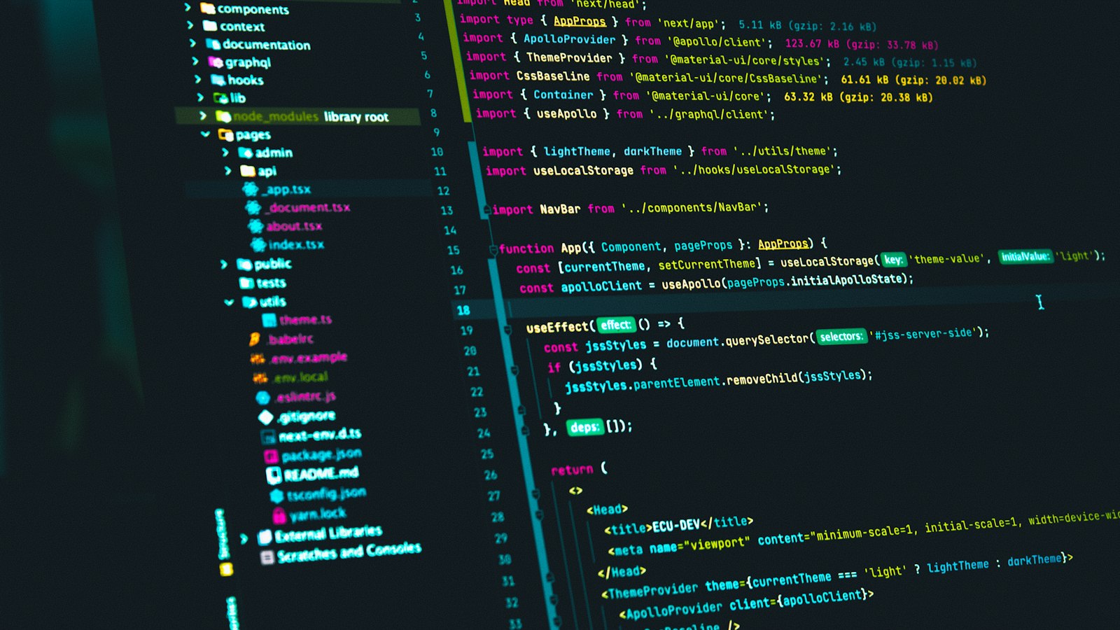 Οθόνη με κώδικα React, η άλλη πλευρά του διλήμματος WordPress ή custom κατασκευή