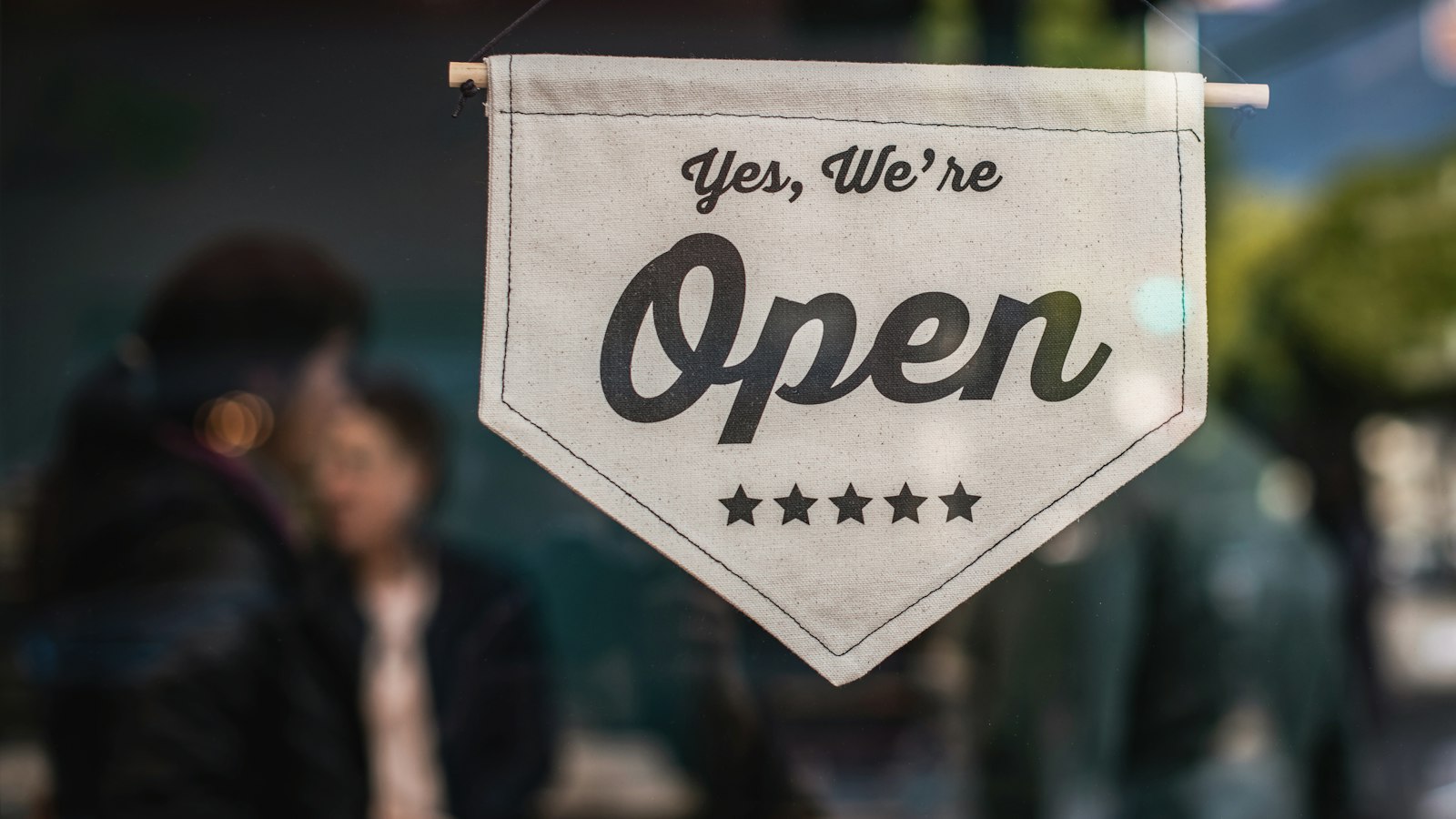 Πινακίδα «Open» σε βιτρίνα καταστήματος, το τοπικό SEO για μικρές επιχειρήσεις ξεκινά από το Google Business Profile