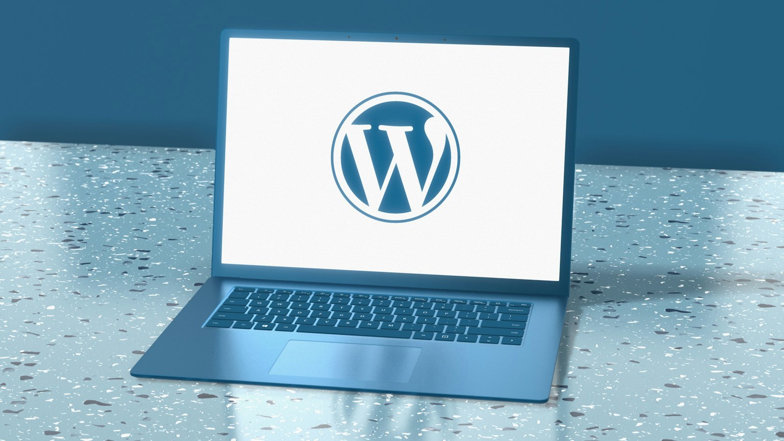 Laptop με το λογότυπο του WordPress στην οθόνη, η μία από τις δύο επιλογές στο ερώτημα WordPress ή custom κατασκευή